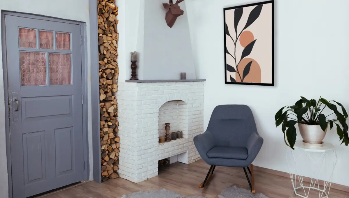 Mały przedpokój z funkcjonalnymi meblami oszczędzającymi miejsce