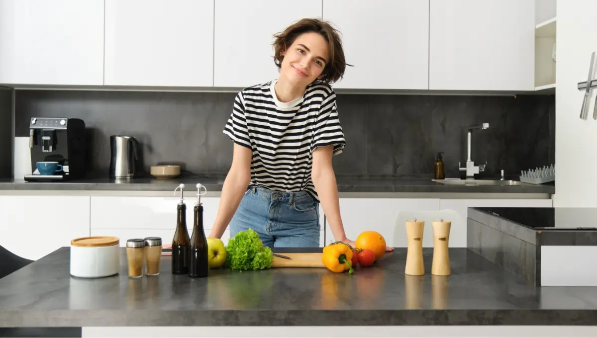 Kuchnia z dodatkami i organizerami inspirowana stylem Pinterest