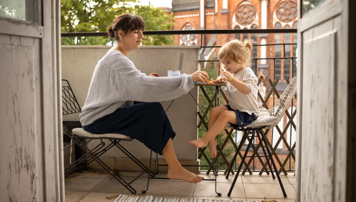 Mały balkon urządzony jak mini ogród z meblami i roślinami